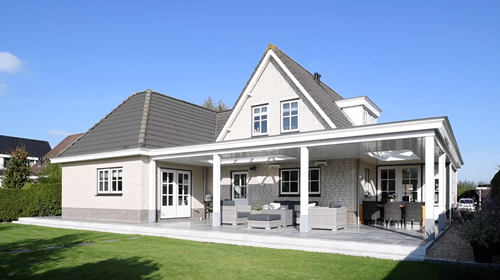 Terrasoverkapping met elektrische zonwering